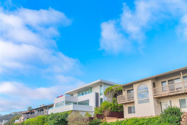 Low angle view van gebouwen met leuningen op de balkons van La Jolla, San Diego, Californië — Stockfoto