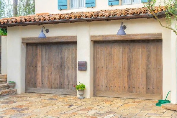 La Jolla, San Diego, California 'da üzerinde iki lamba bulunan iki ahşap garaj kapısı.