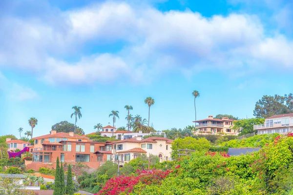 Okolica mieszkalna z domami na przedmieściach La Jolla w San Diego, Kalifornia — Zdjęcie stockowe