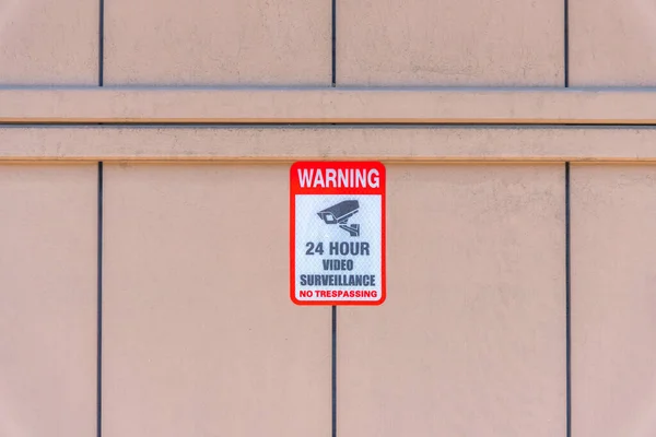 Varovné značení na betonové stěně se štábními liniemi v La Jolla, San Diego, Kalifornie — Stock fotografie