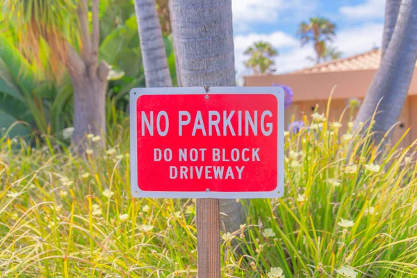 Rød skilting uten parkering blokkerer ikke oppkjørselen ved La Jolla, San Diego, California – stockfoto
