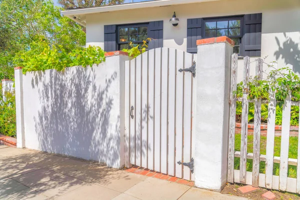 Beyaz taraf San Diego, Kaliforniya 'daki La Jolla' nın ön kapısında.