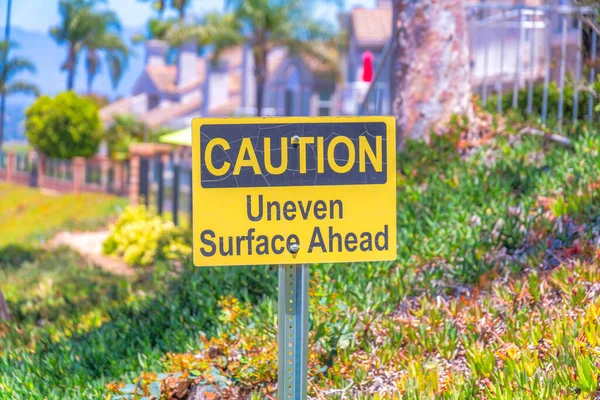 Yellow caution signage on a metal post in Laguna Niguel in California — Stock Photo, Image