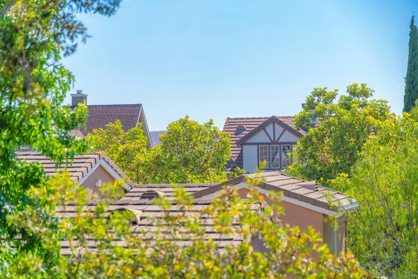 남부 캘 리포오니아 주 라드 레라 랜치 의집 지붕에 있는 아스팔트 합성물 집들 — 스톡 사진