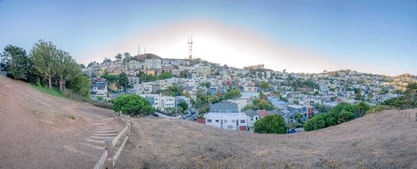 Πανόραμα της περιοχής κόλπο γειτονιά σε ένα λόφο με θέα το ηλιοβασίλεμα στο Σαν Φρανσίσκο, Καλιφόρνια — Φωτογραφία Αρχείου