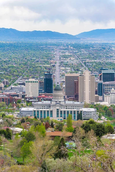 Luchtfoto van Salt Lake City centrum in Utah tegen de bergen op de achtergrond — Stockfoto
