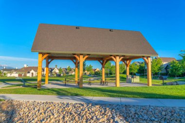Asfalt kiremitli çatı ve Daybreak, Güney Ürdün, Utah 'taki ahşap kolonlar.