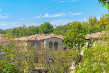 Güney Kaliforniya 'daki Ladera Çiftliği' nin çatısında kil kiremitli apartman dairesi.