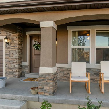 Çağdaş tasarımı ve ön bahçesi olan bir evin kare dış cephesi