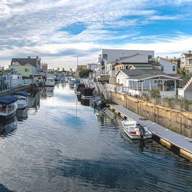 Kaliforniya 'da rıhtımı ve iskelesi olan Huntington sahilinin kare yansıtıcı suyu.