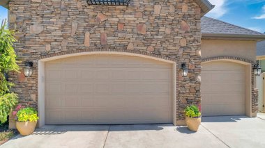 Panorama Beyaz Kabarık Bulutlar Dış garaj iki garaj kapısı ve üst kemerli pencere