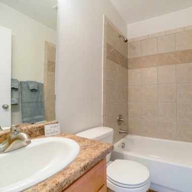 Küvet ve lavabo ve küvetli küçük bir banyo.