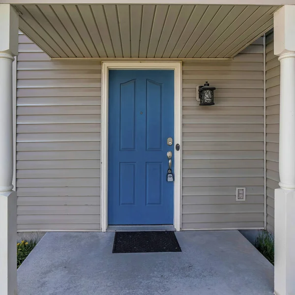 前门为蓝色，侧边为青草的房子外的正方形 — 图库照片
