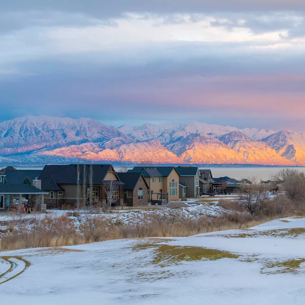 Square Whispy white clouds Campo cubierto de nieve fuera de la zona residencial de Saratoga Springs en Utah — Foto de Stock