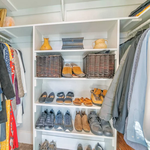 Plaza Organizada unisex pequeño walk in closet interior con zapatero en el medio — Foto de Stock