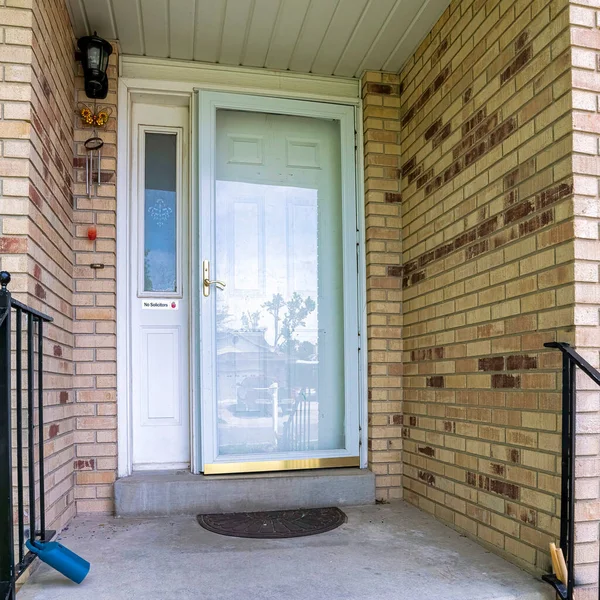 带砖头和金属栏杆的房子的正方形前门 — 图库照片