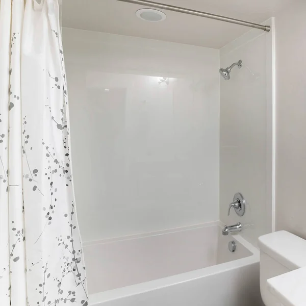 Náměstí Malé bílé koupelny bez oken interiér se sprchou vanou combo kit — Stock fotografie