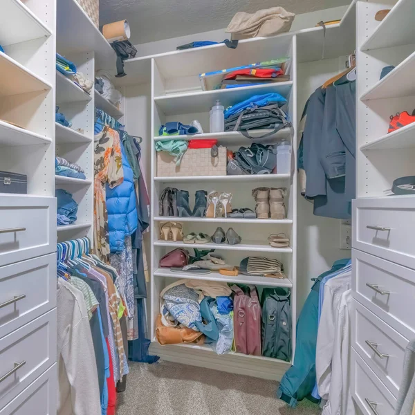 Plaza Walk in closet interior con estanterías de madera blanca — Foto de Stock