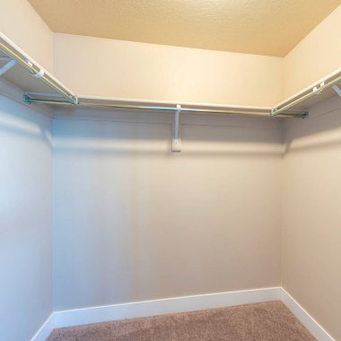 Rafları ve metal çubukları olan küçük bir dolap.