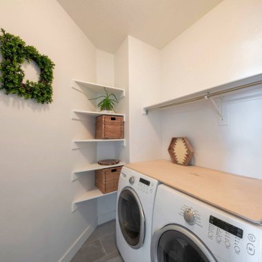 Duvarları duvara monte edilmiş küçük minimalist çamaşır odası