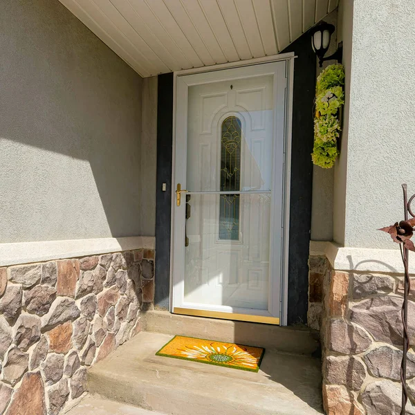正方形的家入口，车库旁边有玻璃门，白色的门，有华丽的玻璃 — 图库照片