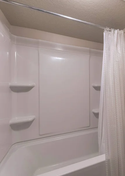 Pionowe wnętrze łazienki z panelową ścianą akrylową na wannie prysznicowej — Zdjęcie stockowe