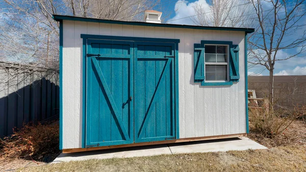 Panorama Beyaz kabarık bulutlar küçük alet beyaz ahşap duvar ve mavi yeşil d ile dış döşeme