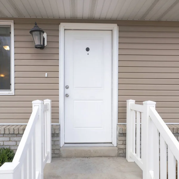 Porte avant carrée extérieure d'une maison avec revêtement en bois de vinyle et briques — Photo
