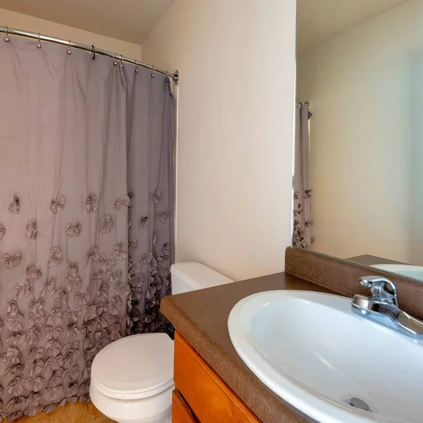 Wnętrze kwadratowe małej łazienki z brązową zasłoną z 3d design — Zdjęcie stockowe