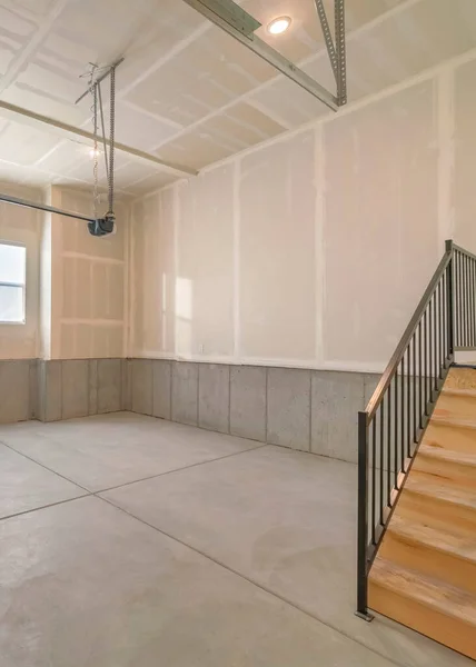 Intérieur de garage vide vertical avec escaliers et fenêtres en bois — Photo
