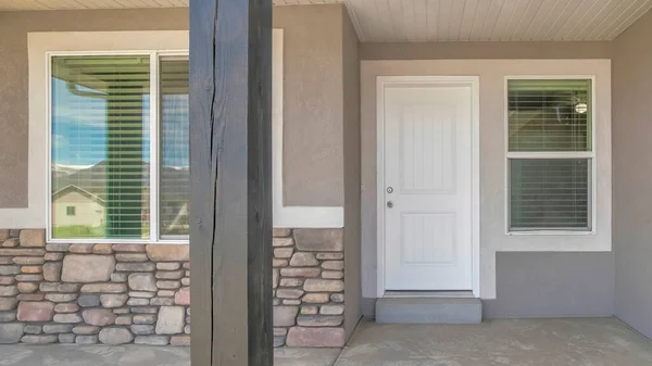Panorama Porta da frente exterior de uma casa com paleta de cores cinza e branco — Fotografia de Stock