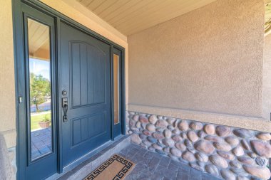 İki yan camı olan siyah bir ön kapının yan görüntüsü.