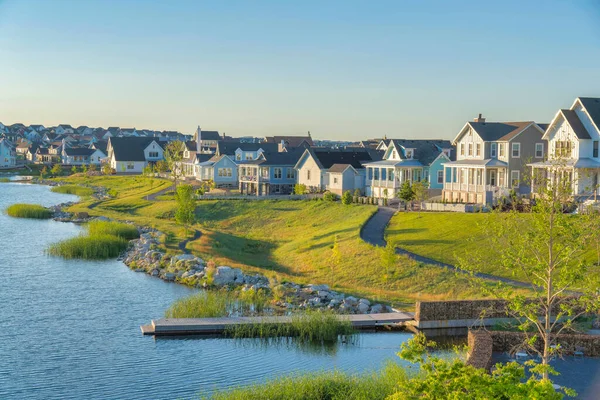 Residential houses at Daybreak in South Jordan, Utah with Oquirrh Lake waterfront — Stock Photo, Image