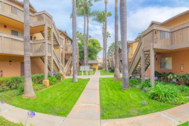 Beton yolu ve ortasında posta kutuları olan apartman kompleksi binalar. Carlbad, San Diego, California 'da bir apartman dairesi..