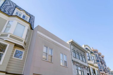 San Francisco, California 'daki konutlar temiz gökyüzüne karşı alçak açılı bir görüş açısına sahipler. Mahalle kompleksi farklı mimari yapılara sahip evler.