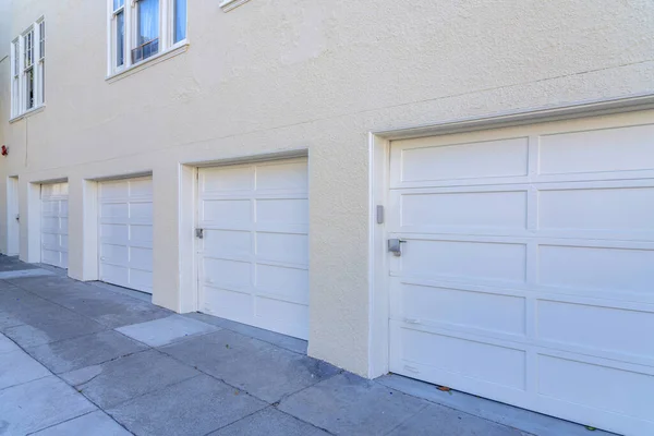Białe Bramy Garażowe Domów San Francisco Kalifornii Przymocowany Garaż Kamienic — Zdjęcie stockowe