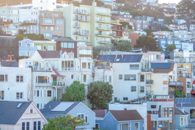 San Francisco, California 'daki dağdaki yerleşim yerleri. Çok katlı yapıların farklı türleri vardır..