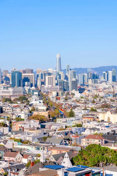 カリフォルニア州のダウンタウンサンフランシスコの全体像 正面に住宅街があり 空に背の高い高層ビルが見えます — ストック写真
