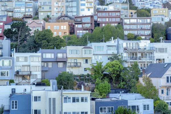 カリフォルニア州のサンフランシスコにある上り坂のアパート バルコニーと木の外の近所のアパートの建物のファサード — ストック写真