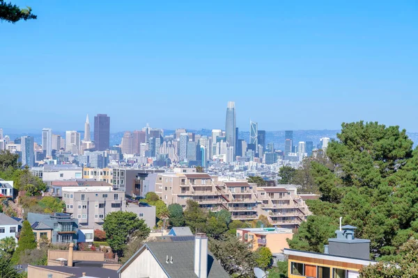 異なる種類の建物構造を持つカリフォルニア州のサンフランシスコの街並みの眺め 青い空に背を向けると 正面にアパートや高層ビルがあります — ストック写真