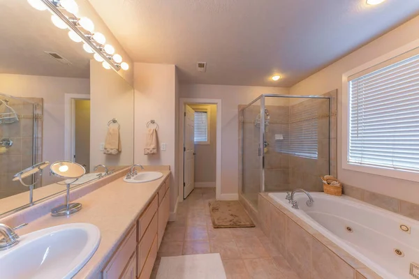Master Bathroom Marble Tiles Windows Blinds Double Vanity Large Mirror — Stock Photo, Image