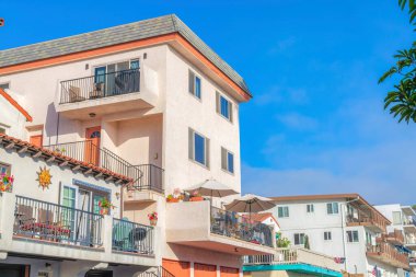 San Clemente, California 'da balkonlu apartmanları olan bir mahalle. Süslü balkonları demirle döşenmiş binaların alçak açılı görüntüsü..