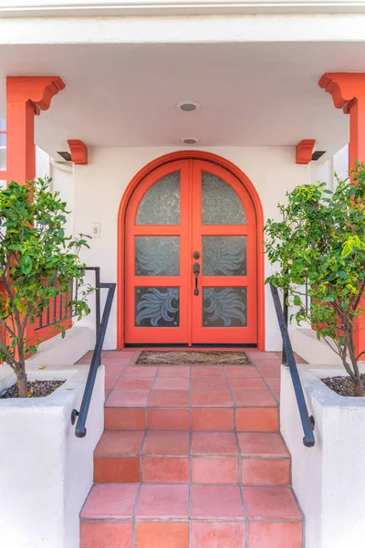 Puerta Doble Arqueada Con Panel Vidrio Ornamentado San Clemente California — Foto de Stock