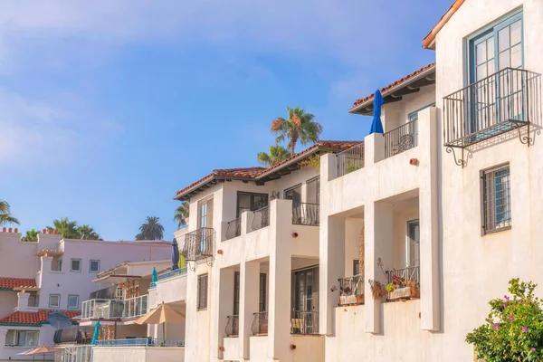 San Clemente, California 'nın balkonlarında ve pencerelerinde demir parmaklıklar olan bir mahalle. Arka planda gökyüzüne karşı Akdeniz tarzı tasarımı olan yerleşim yerleri.