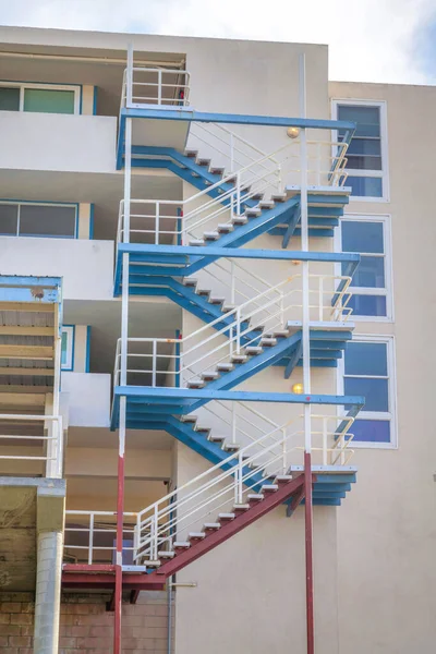 Escalera Perron Edificio Con Vigas Azul Claro Rojo San Clemente — Foto de Stock