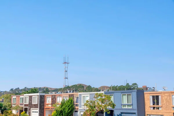 Complejos Adosados Con Diferentes Tipos Paredes Cerca Torre Telecomunicaciones Montaña — Foto de Stock