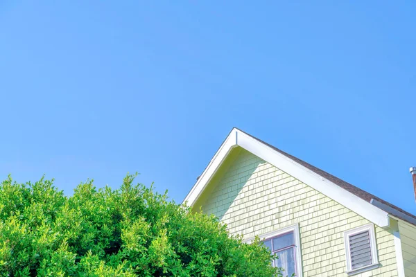 Vue Angle Bas Une Maison Avec Toit Pignon Contre Ciel — Photo