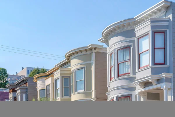 San Francisco, California 'da duvarları kıvrımlı evler. Aynı mimari tasarımlara ama farklı dış renklere sahip evlerin yan görünümü.