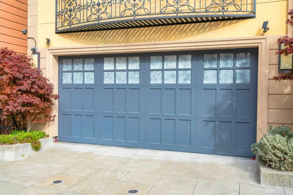 Puerta Gris Garaje Doble Con Paneles Vidrio Esmerilado San Francisco — Foto de Stock