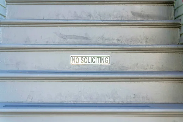 在加州旧金山的一个室外楼梯上 没有招呼客人的标志 带有灰色油漆和标志的木制楼梯的特写 — 图库照片